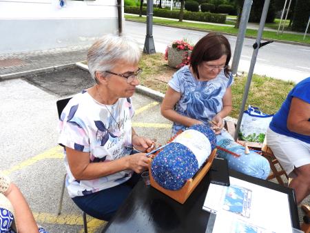 Klekljarice so ob svetovnem dnevu Čipk prikazale izdelovanje čipk 2